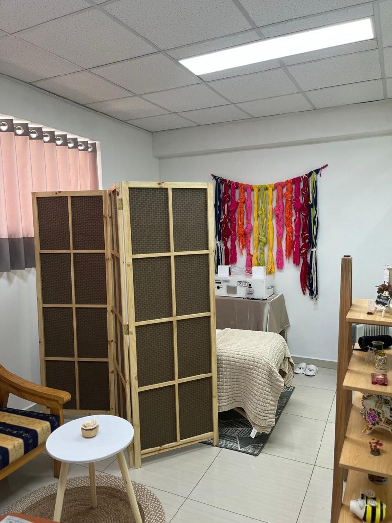 Sala de terapias de Wiñay Vida con camilla y tapiz andino de colores